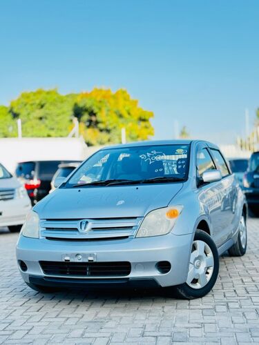 Toyota ist 2002