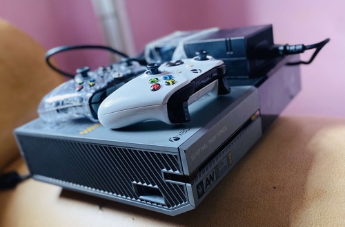 Xbox One 2 Controllers
