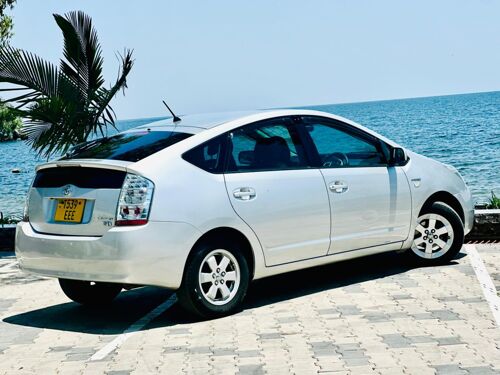 Toyota pirius kali sana ipo mw