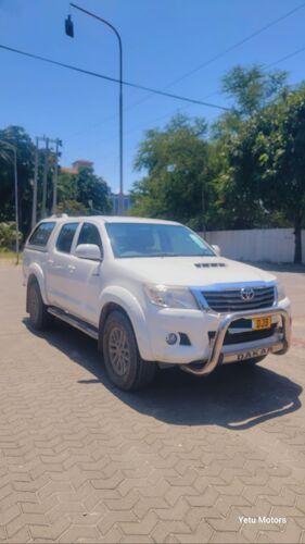 INAUZWA TOYOTA HILUX 