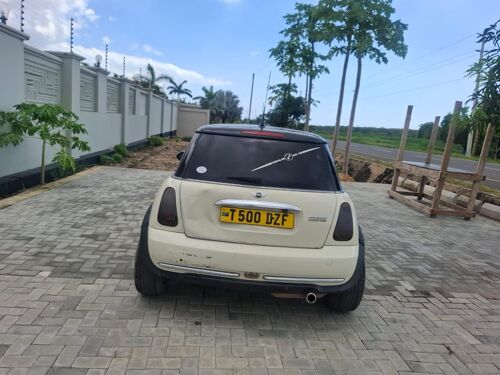NAUZA MINI COOPER NZURI SANA 