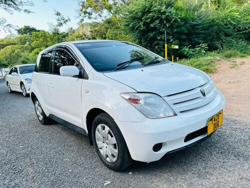 TOYOTA IST 2004