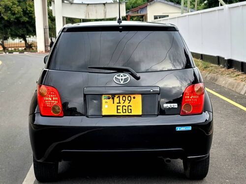 Toyota      ist  2005