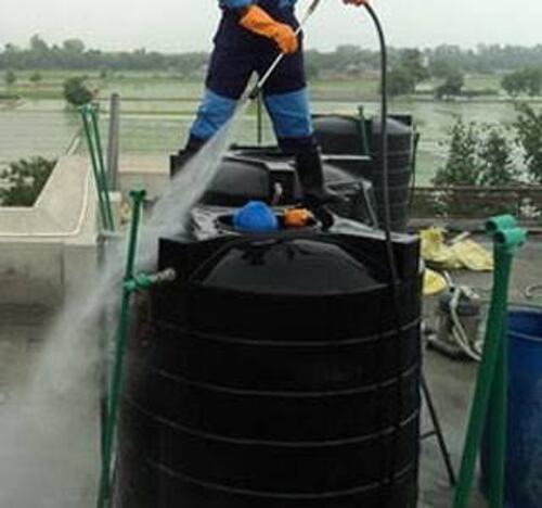 Water tank cleaner