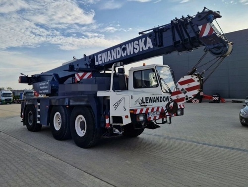 1996 LIEBHERR MOBILE CRANE
